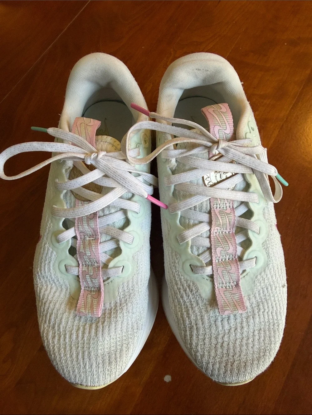 Womens size 6 Nike shoes - Picture 3 of 7